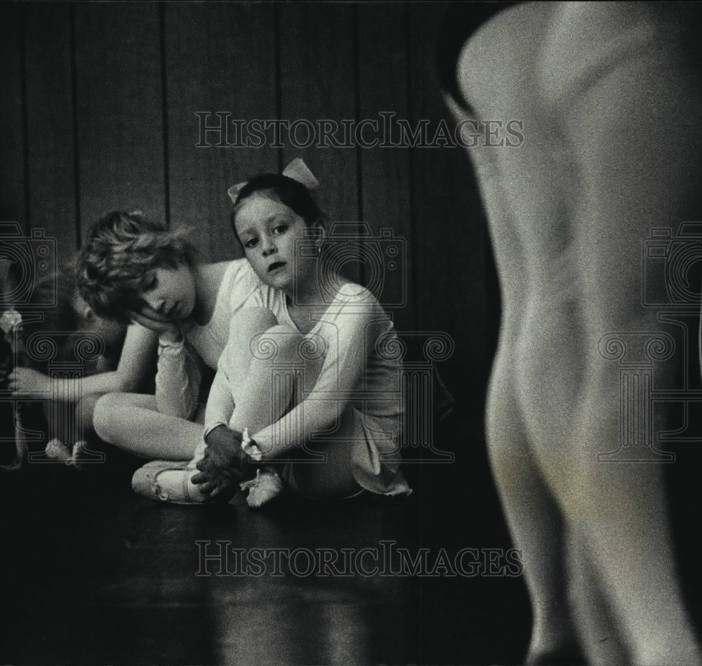 1988 Press Photo Justine Ehlers, Jessica Hubbard & Rachel Anne Budde at Alverno - Historic Images