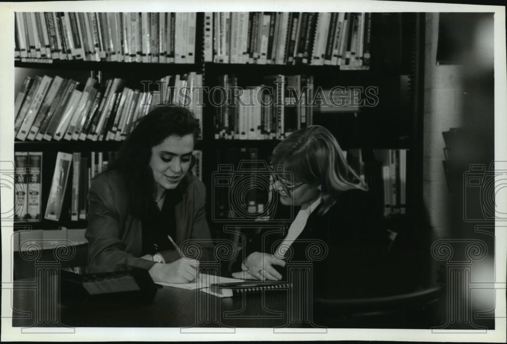 1994 Press Photo Barabara Topel discusses career possibilities with Joana Patter-Historic Images