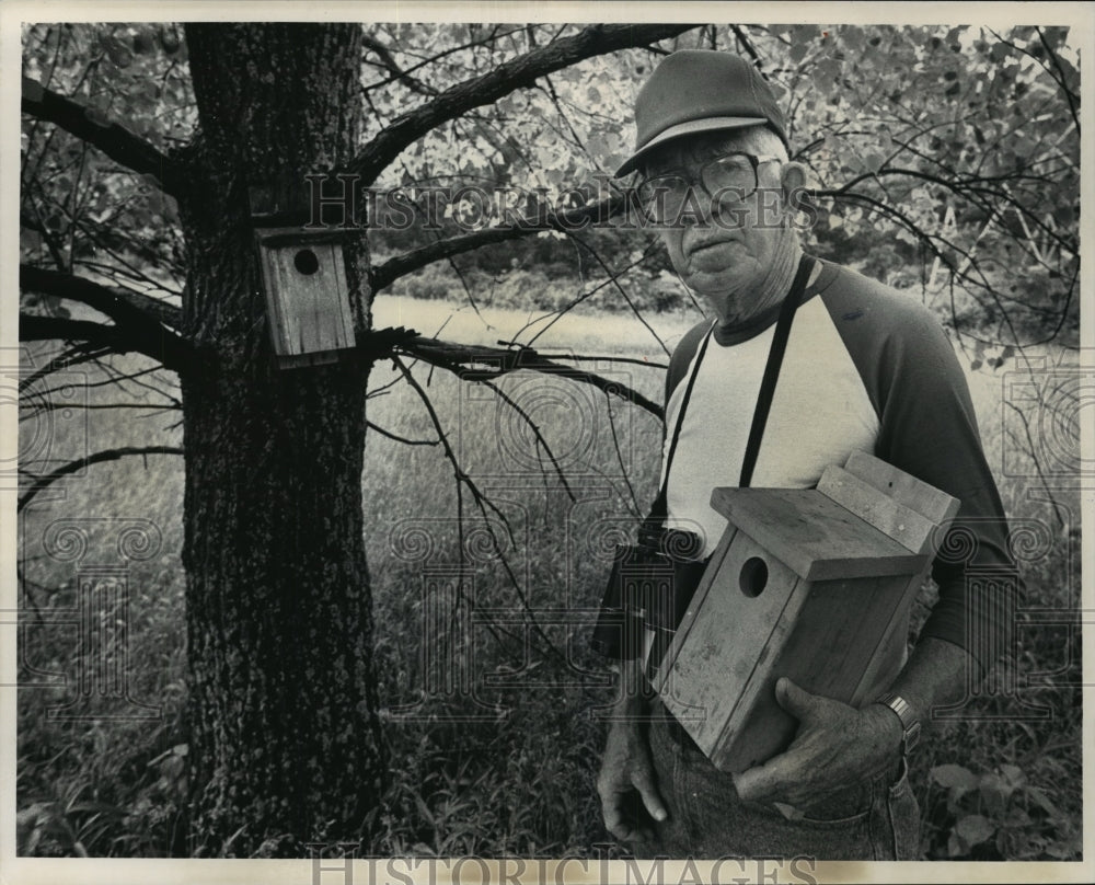 1991 Press Photo Bob Adams shows off his bluebird houses in Minooka Park - Historic Images