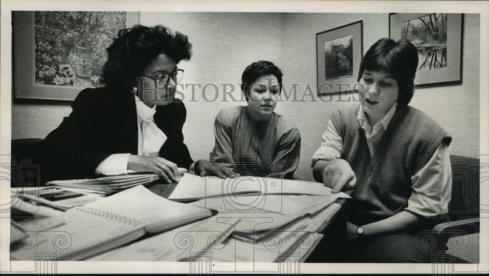 1989 Press Photo Admissions counselor Leslie Galloway Sherard with students - Historic Images