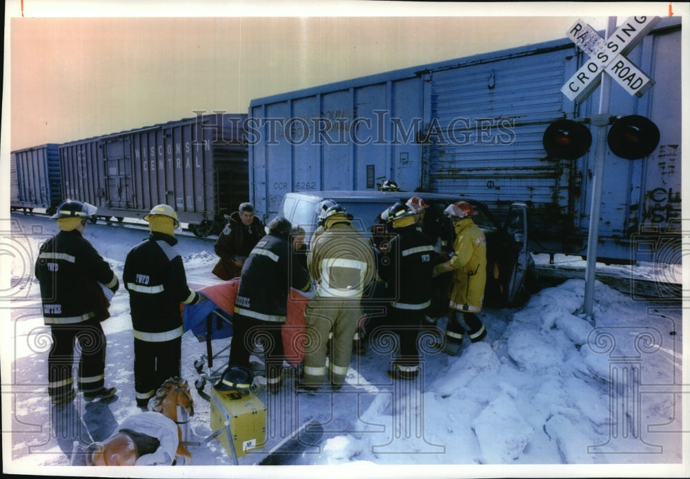 1994 Press Photo Lee Michaels rescued by Waukesha emergency personnel - Historic Images