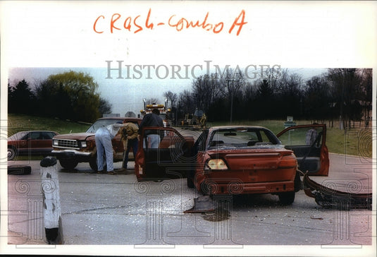 1994 Press Photo David P Dukes attended by Rescue workers after accident - Historic Images