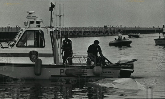 1991 Press Photo Milwaukee police boat tows a pleasure boat that capsized - Historic Images