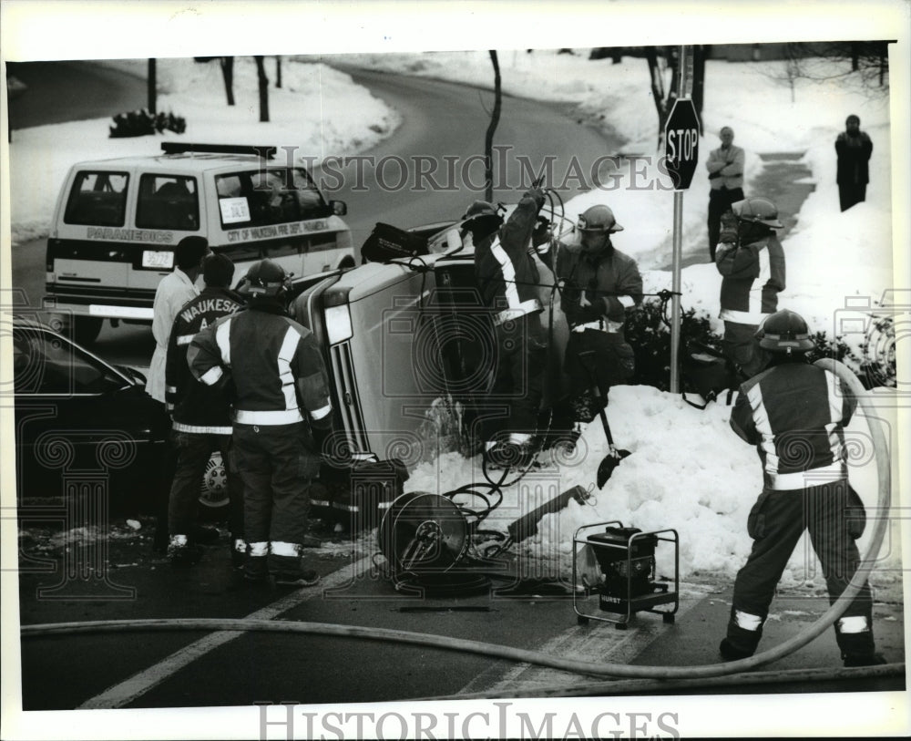 1994 Press Photo Sara Boeckbeing rescued by Waukesha firefighters after accident - Historic Images