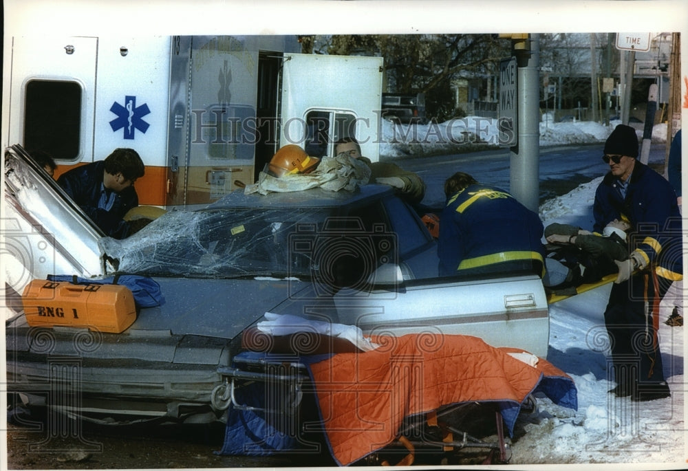 1994 Press Photo Waukesha firefighters help remove two South Milwaukee women - Historic Images