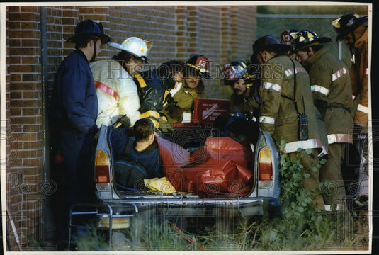 1993 Press Photo Milwaukee Firefighters removed protesters from Women's Center - Historic Images