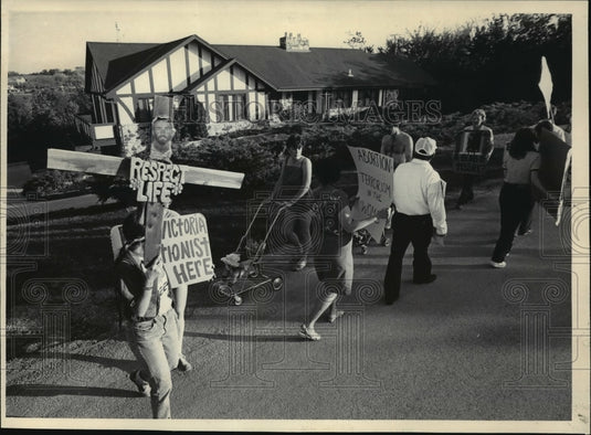 1986 Press Photo Anti-abortionists picket at BM Victoria Jr's home, Briar Ridge - Historic Images