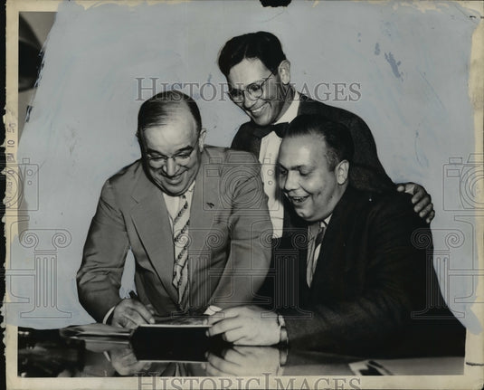 1941 Press Photo A. Ehrmann welcomes JA Abel & C. Sacks to Order of Eagles - Historic Images