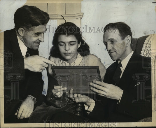 1941 Press Photo K. Abell, Nancy & Edward Panter look at Harry Panter's photo - Historic Images