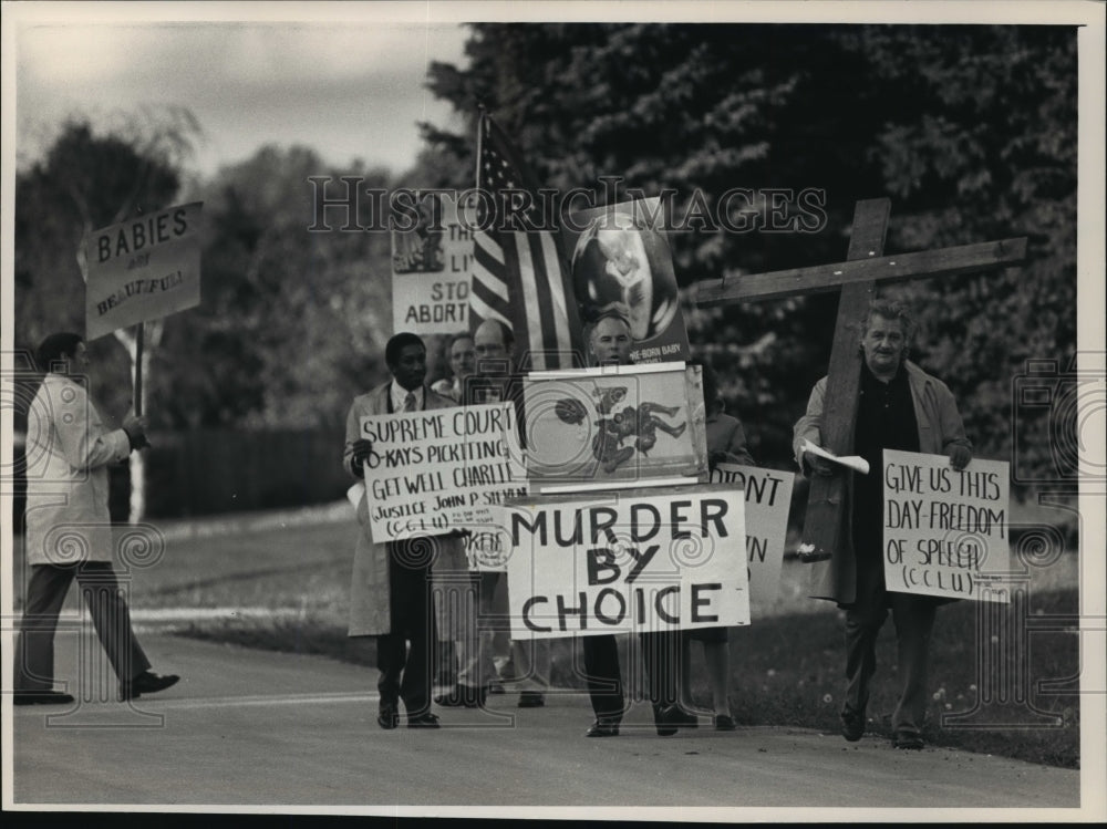 1988 Press Photo Protesters demonstrated in front of Benjamin Victoria&#39;s home - Historic Images