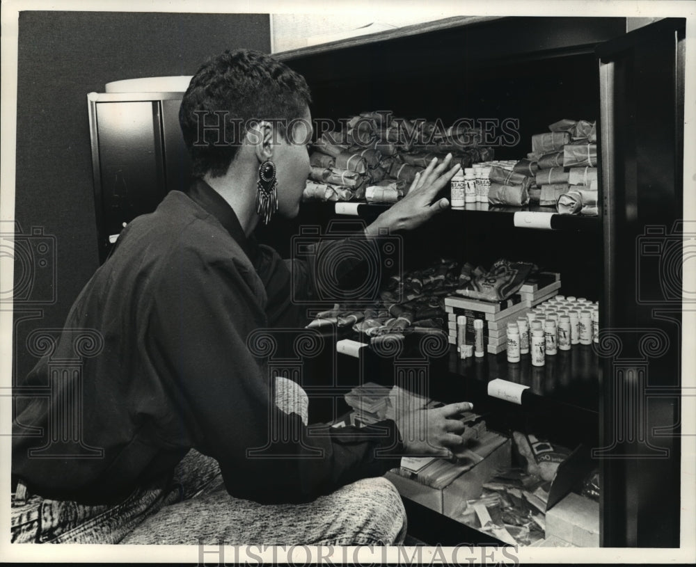 1989 Press Photo AIDS Street Outreach program Liz Burden with condoms &amp; bleach - Historic Images