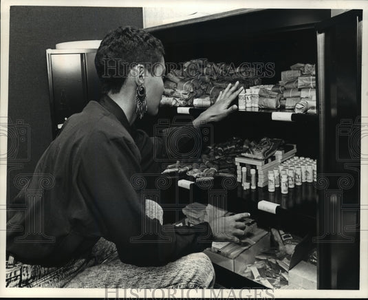 1989 Press Photo AIDS Street Outreach program Liz Burden with condoms & bleach - Historic Images