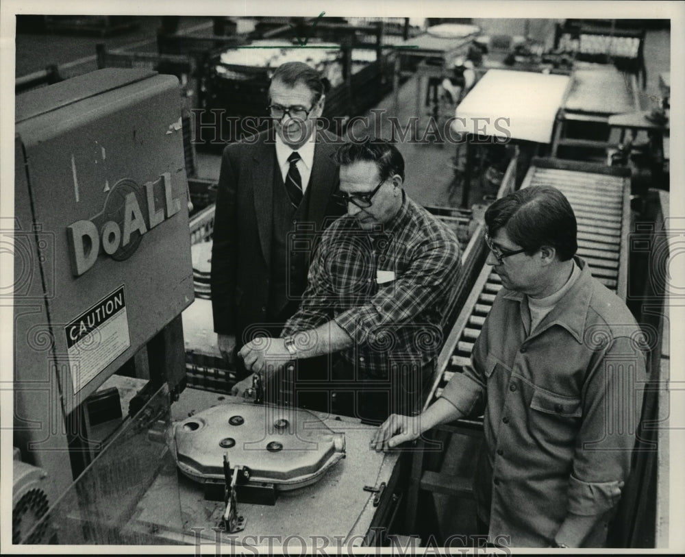 1983 Press Photo AC Spark Plug division mgr. John Wilson looks at Ricco &amp; Ridi - Historic Images