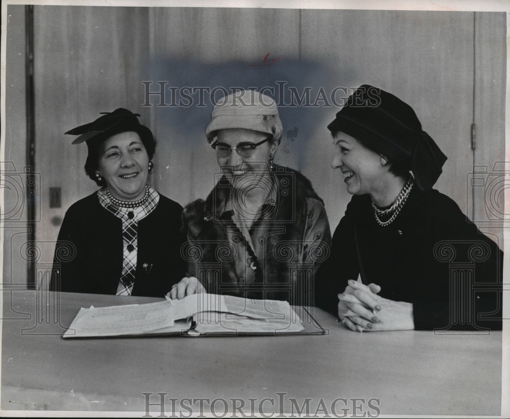 1958 Press Photo Better Films Council panel discussion at Mitchell Park Pavilion - Historic Images