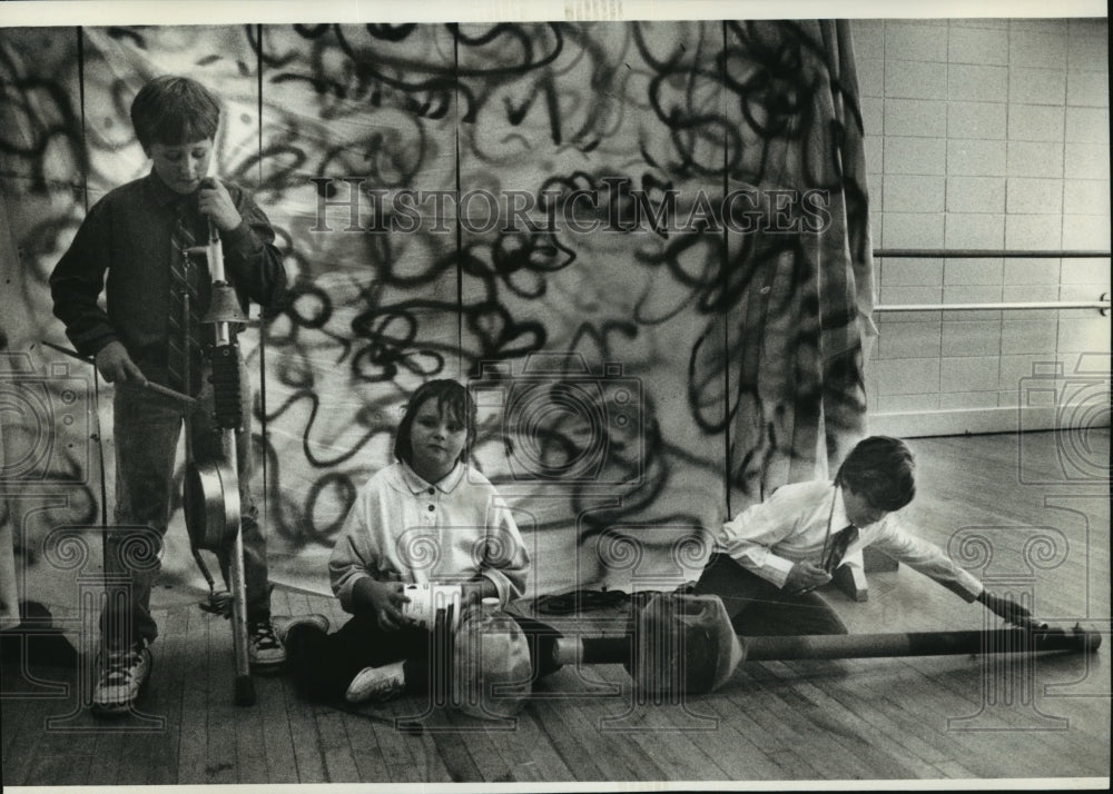 1993 Press Photo Third Graders at Milwaukee&#39;s AE Burdick School plays music - Historic Images