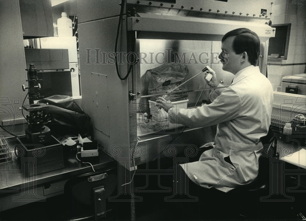 1987 Press Photo Paul Turner worked in his lab researching for AIDS patient care - Historic Images