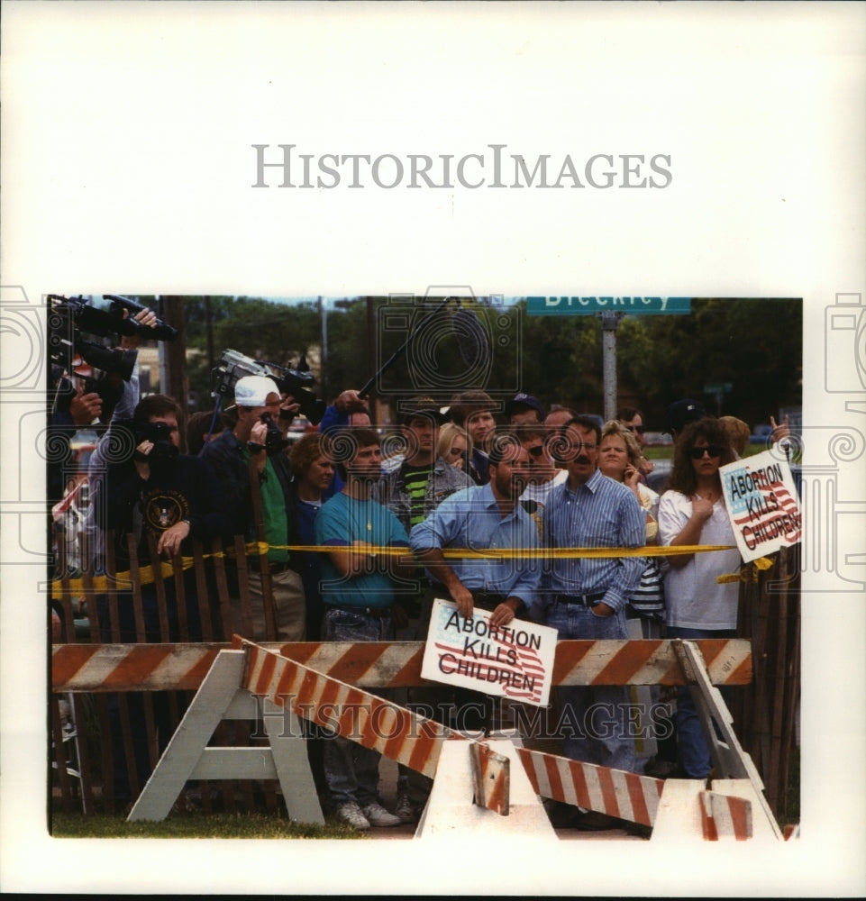 1992 Press Photo Abortion protesters & reporters blocked by barricades, Wichita - Historic Images