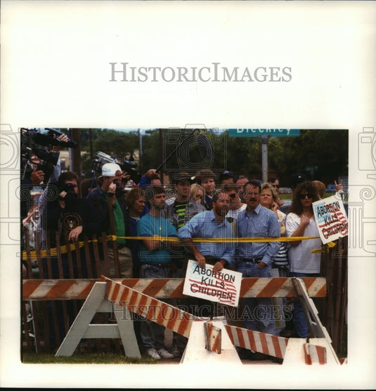 1992 Press Photo Abortion protesters & reporters blocked by barricades, Wichita - Historic Images
