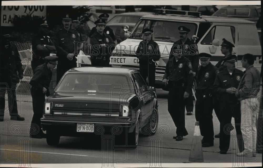 1992 Press Photo Police monitor Wisconsin Women Center from abortion protesters - Historic Images