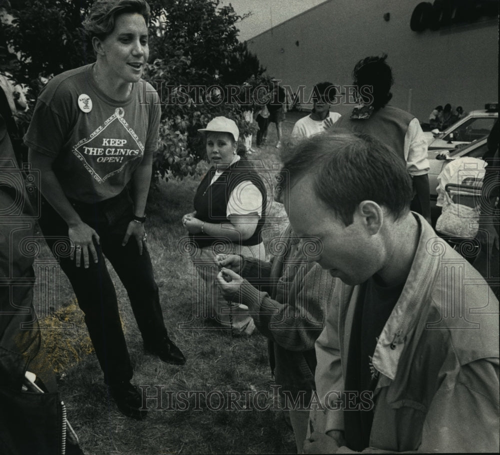 1992 Press Photo Pro-Choice Demonstrator at Wisconsin Women's Health Care Centr - Historic Images