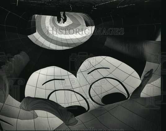 1988 Press Photo Mickey Mouse balloon inflated & floated over McKinley Marina - Historic Images