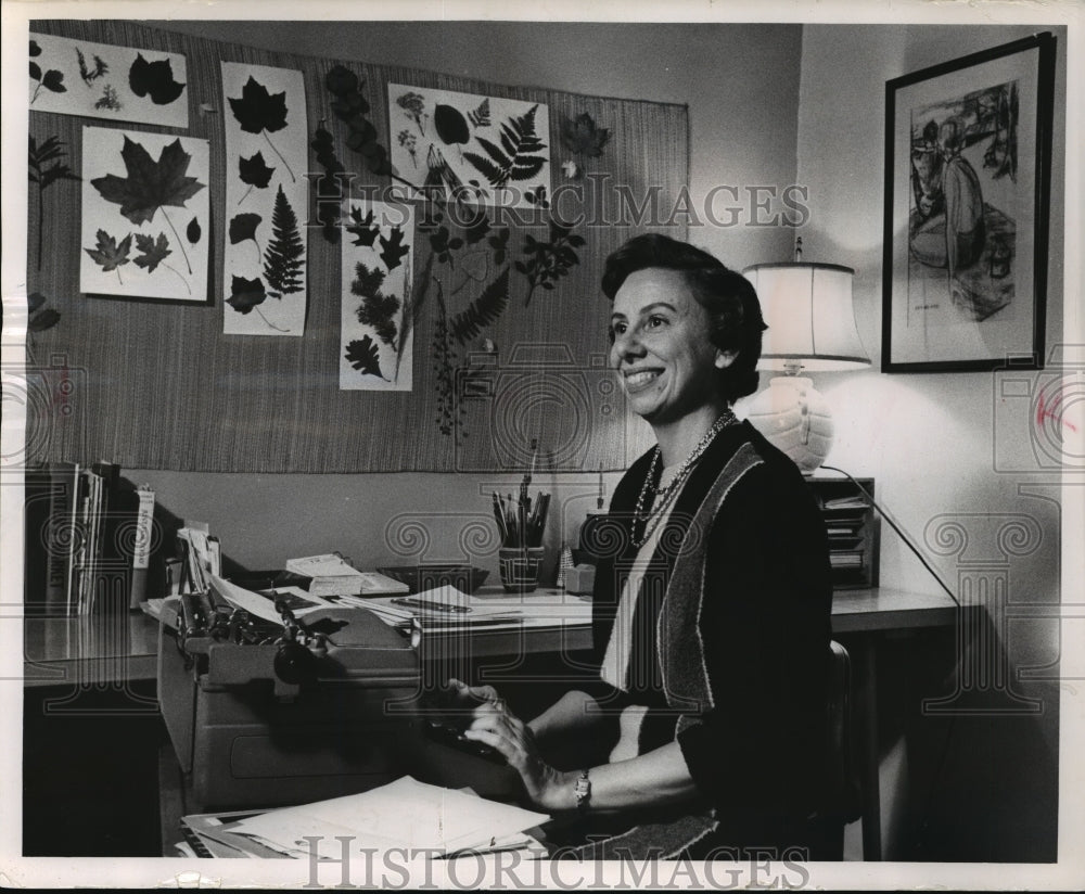 1963 Press Photo Freelance writer Miss Muriel Anderson in her work room-Historic Images