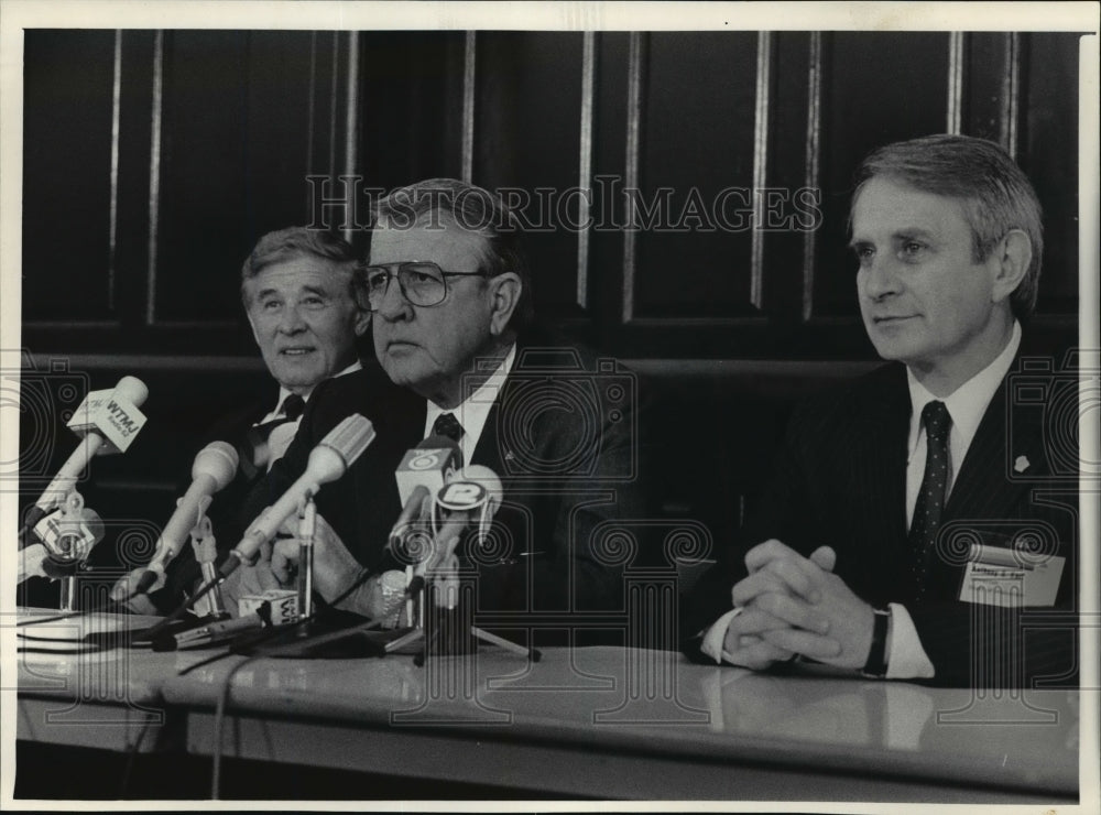 1985 Press Photo Chairman Robert Anderson, Mayor Maier &amp; Gov Earl at meeting - Historic Images