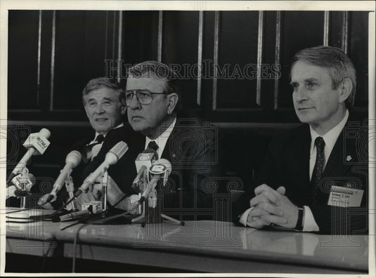 1985 Press Photo Chairman Robert Anderson, Mayor Maier & Gov Earl at meeting - Historic Images