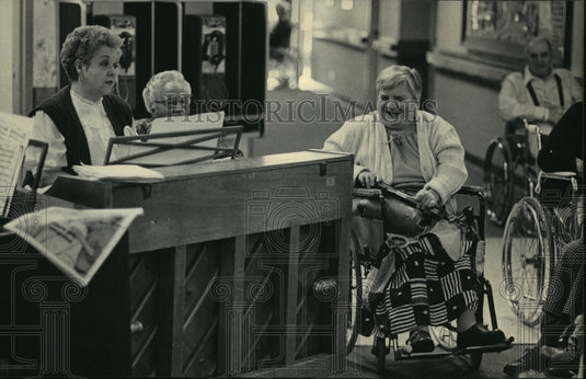 1985 Press Photo Joyce Anderson plays piano at River Hills West Center, Pewaukee - Historic Images