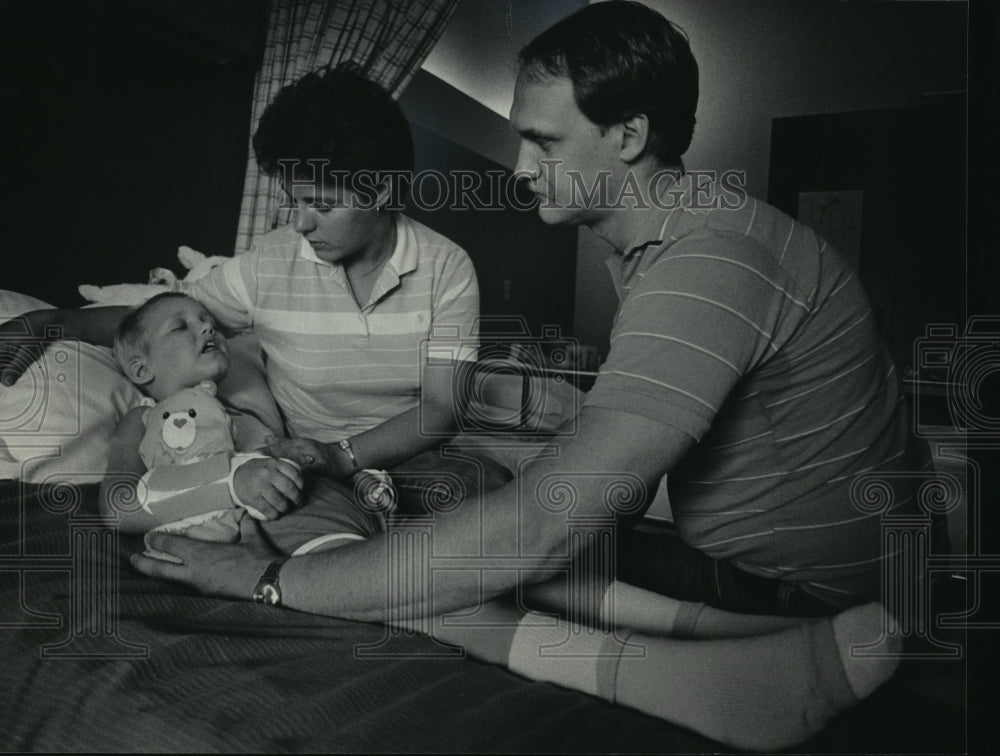 1985 Press Photo Al and Kim Anderson visit Michelle at Sacred Heart Hospital - Historic Images