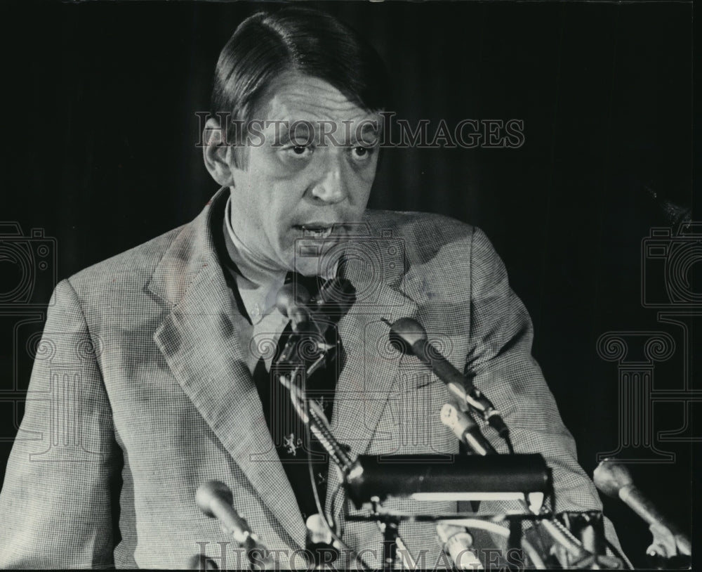 1975 Press Photo Bucks Boss (Bill Anderson) announced trade - Historic Images