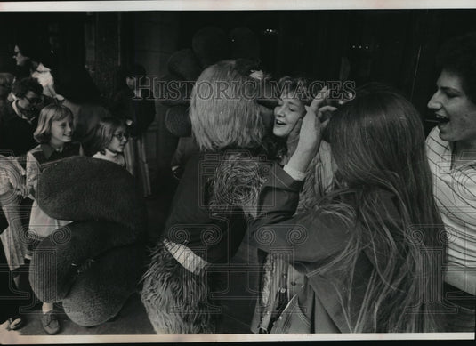 1978 Press Photo WOKY Chicken Scott Anderson kisses a fan at Pabst Theater - Historic Images