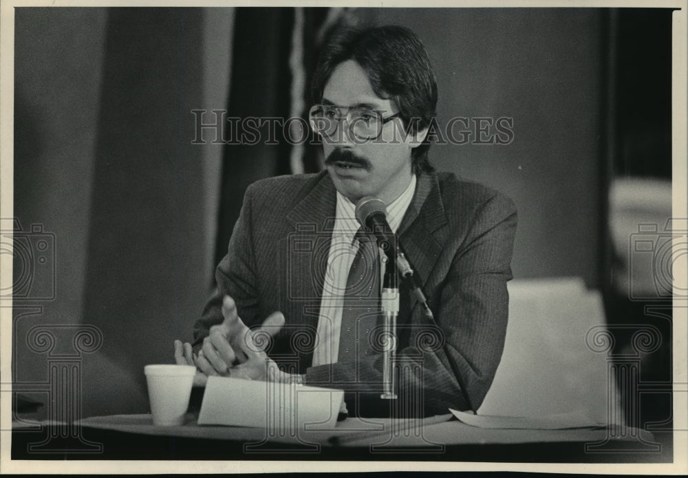 1986 Press Photo Metallurgist James Wildey II at Midwest Airlines investigation - Historic Images