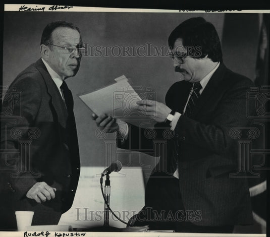 1986 Press Photo Metallurgist Robert Waldron for Midwest Airlines investigation-Historic Images