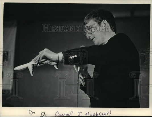 1986 Press Photo Daniel Hoke demonstrated how DC-9 descended after takeoff - Historic Images