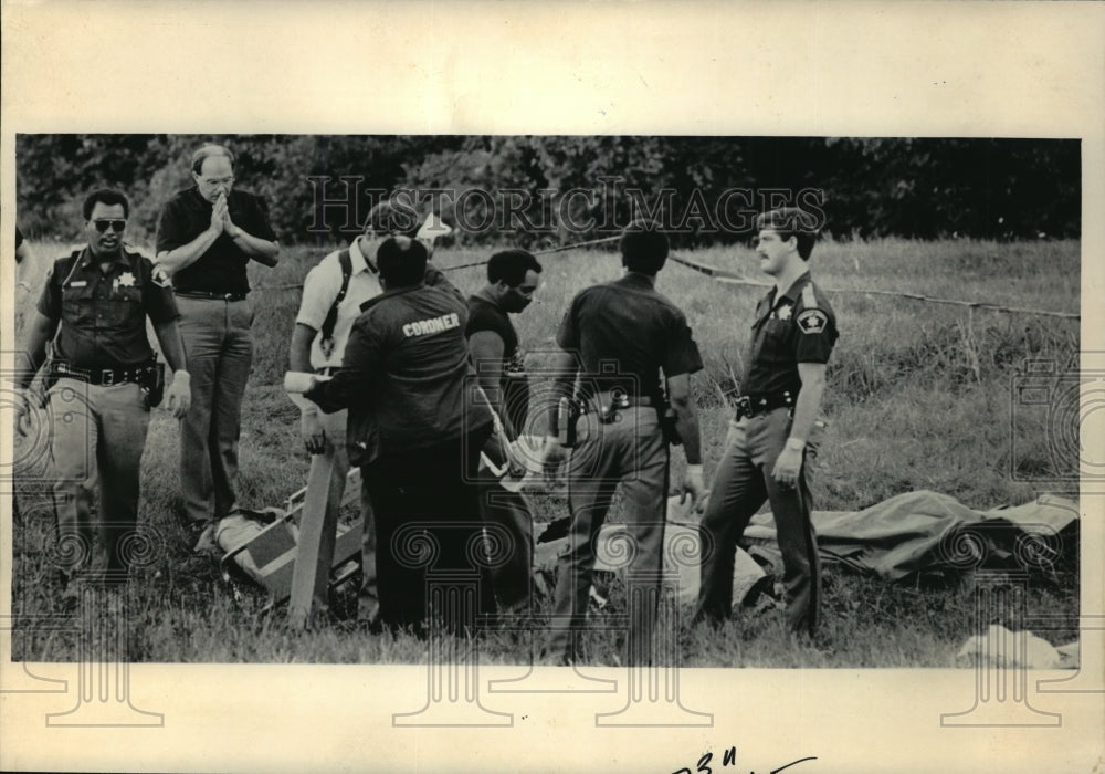 1986 Press Photo Priest gave last rites to victims at Midwest Express crash site - Historic Images