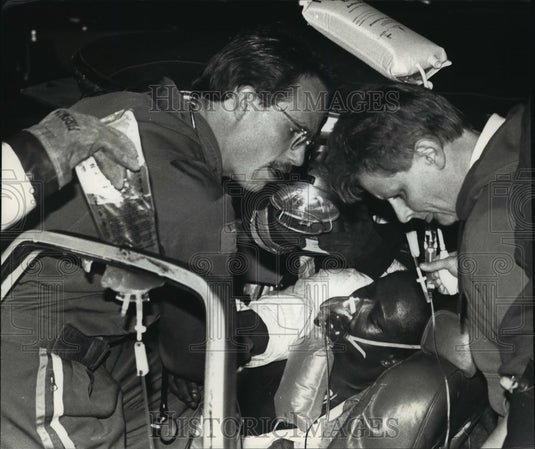 1996 Press Photo Emergency rescue personnel assist man trapped in car Main St - Historic Images
