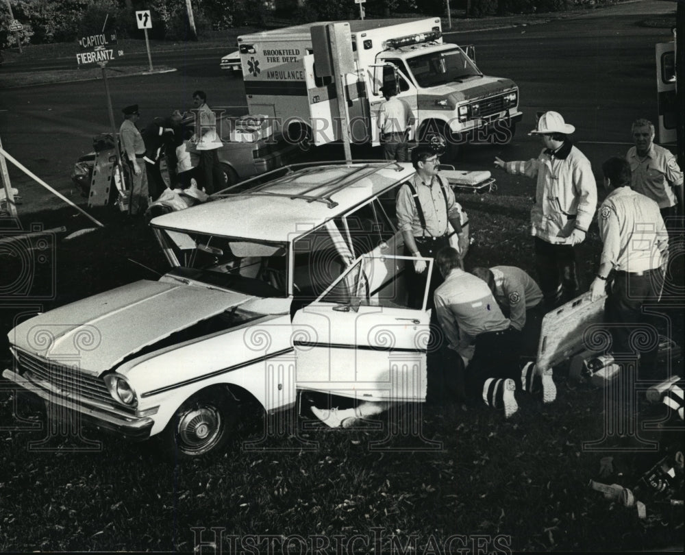 1990 Press Photo Rescue personnel try to help Elizabeth Ovens in car crash - Historic Images