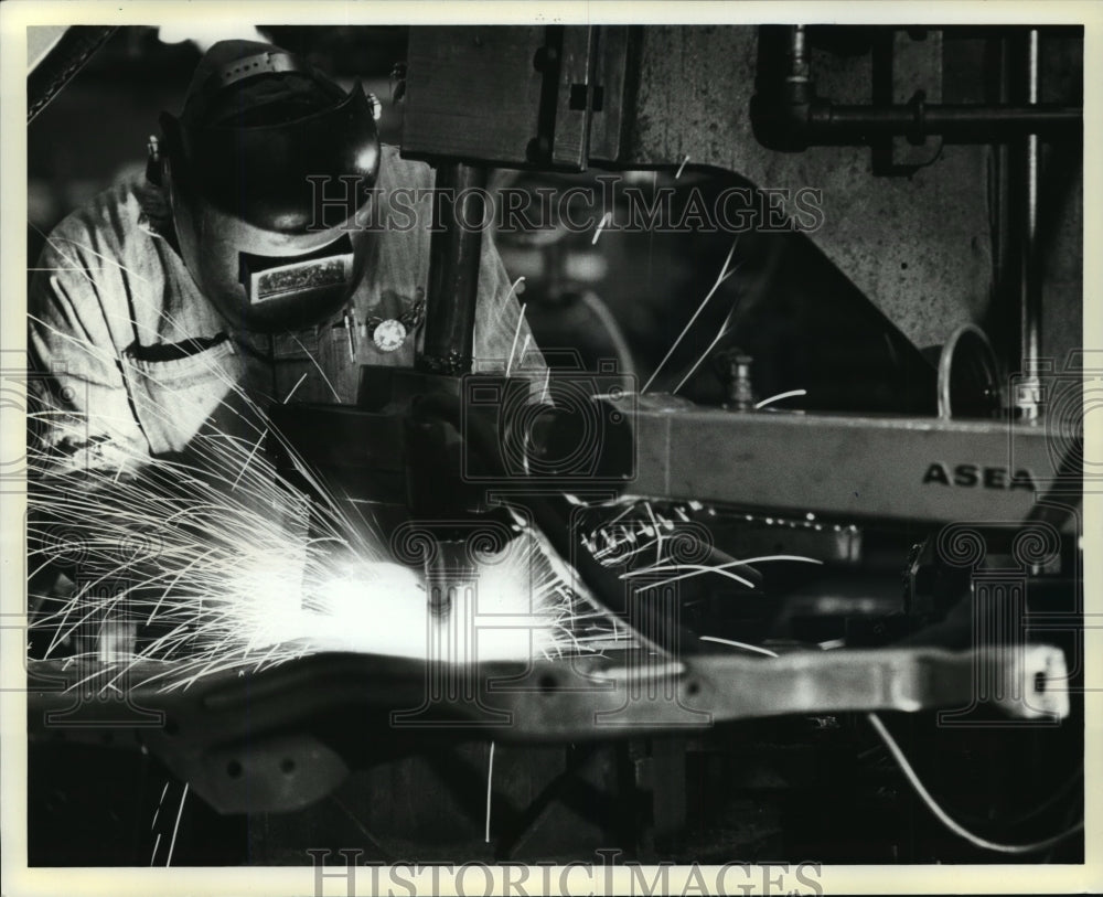 1987 Press Photo Welder at AO Smith works with an Asea robot - mja00443 - Historic Images