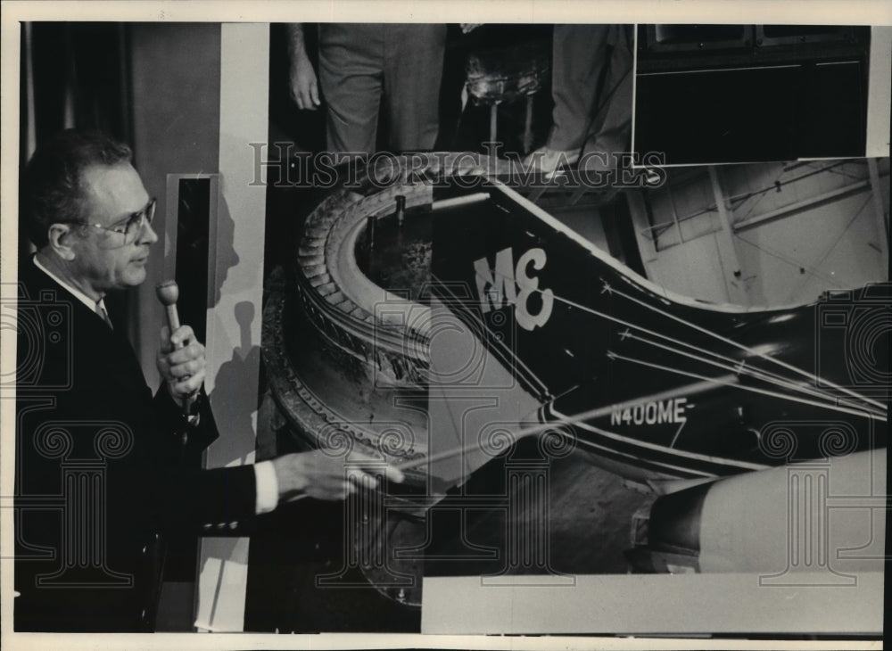 1986 Press Photo Fred De Jarnette Explaining Damage - mja00448 - Historic Images