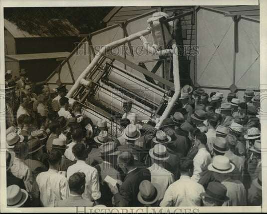 1936 Press Photo Dr. Charles G. Abbot Demonstrates Solar Heat Collector - Historic Images