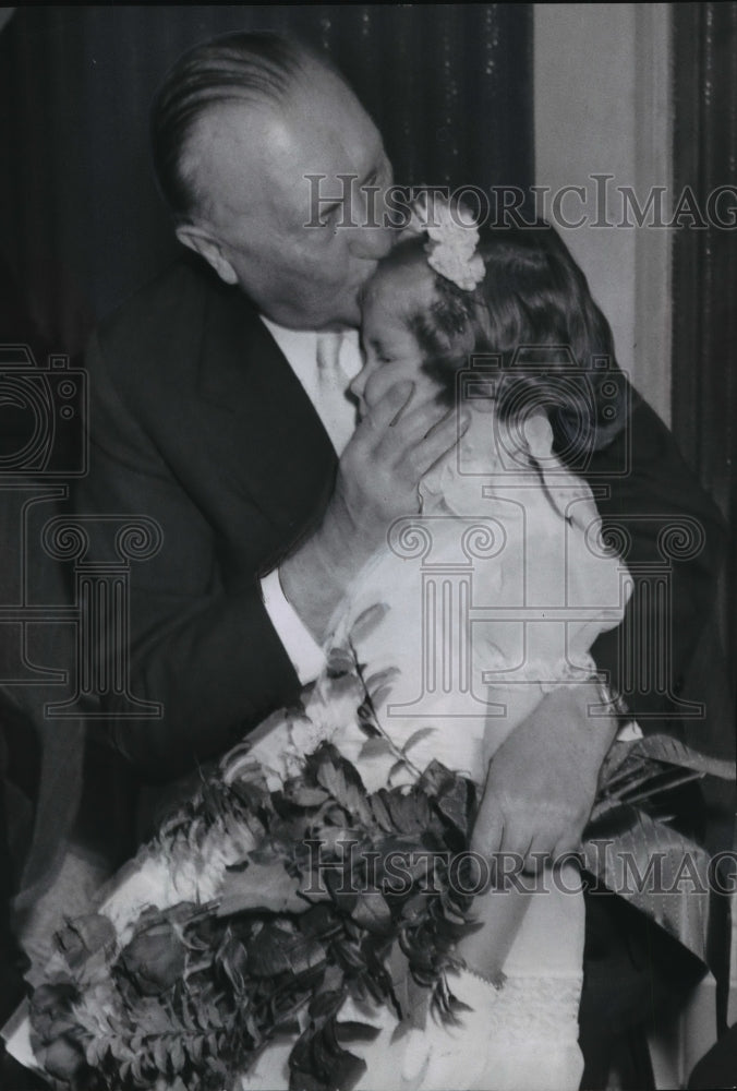 1958 Press Photo Chancellor Konrad Adenauer kisses Geralyn Kindera - mja00487 - Historic Images