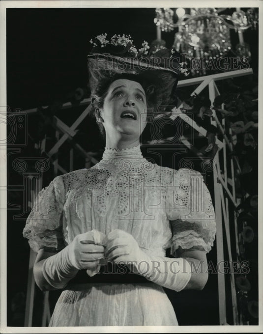 1964 Press Photo Mrs Lawson Adams returned from daughter's wedding in New York - Historic Images
