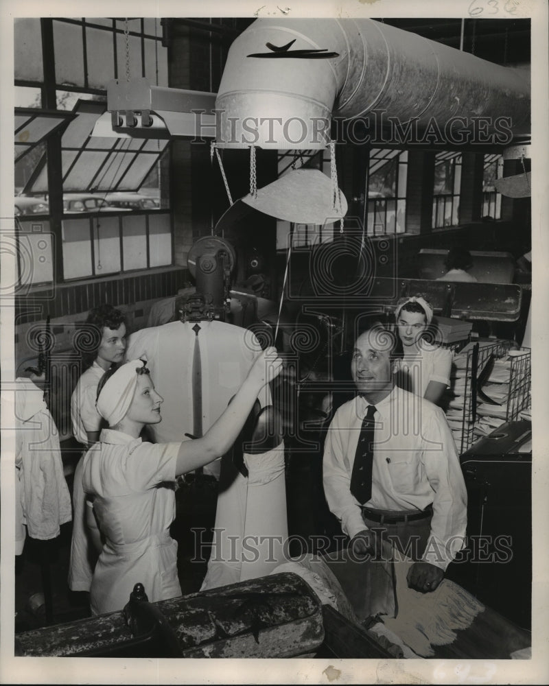 1949 Press Photo Albert Adelman and employees test new cooling system - Historic Images