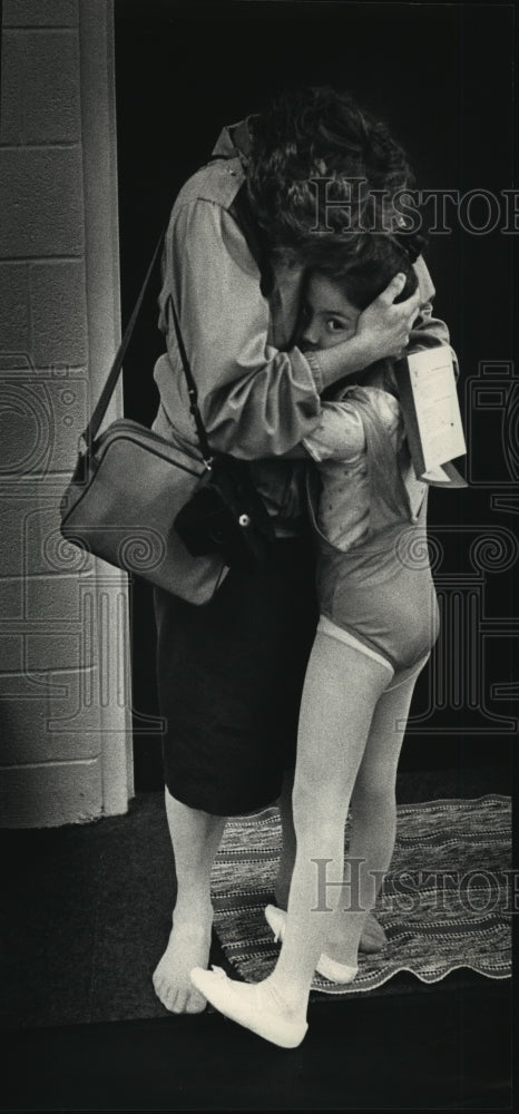 1988 Press Photo Alverno arts program dancer Kimberly Sy hugs her mother Lynn - Historic Images