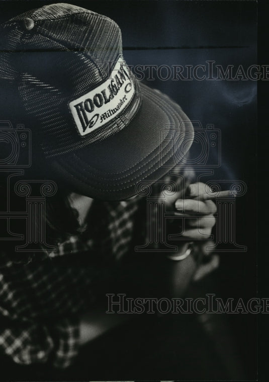 1981 Press Photo Advertising-Hooligan's caps it touting his favorite bar - Historic Images
