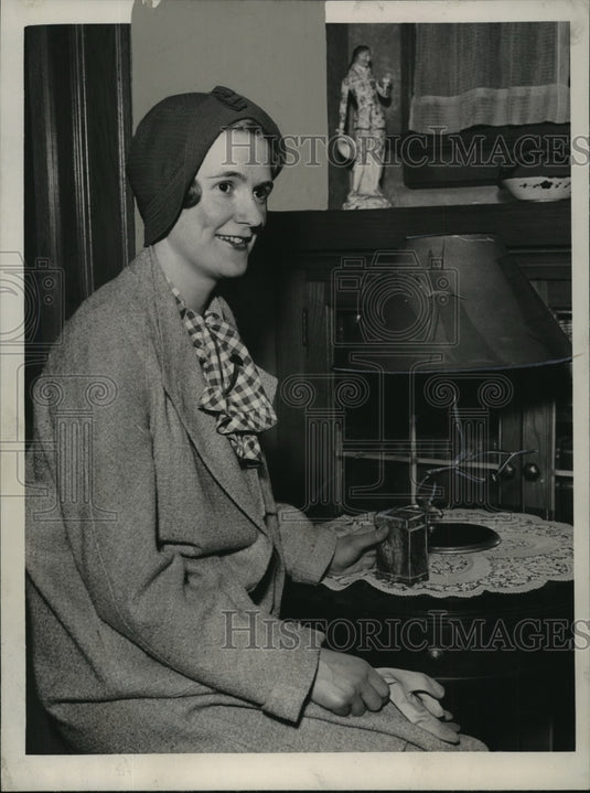 1934 Press Photo Grace Gore's bridesmaid Mrs. Dalton Adams at her home, E. Wood-Historic Images