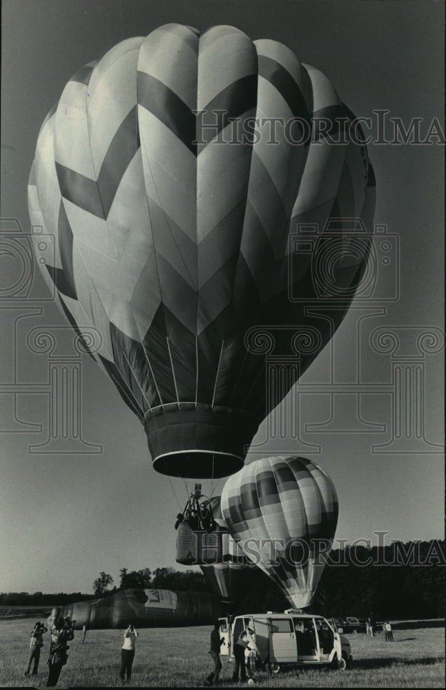 1985 Press Photo A hot-air balloon moved skyward at Wisconsin Dells - mja00686 - Historic Images