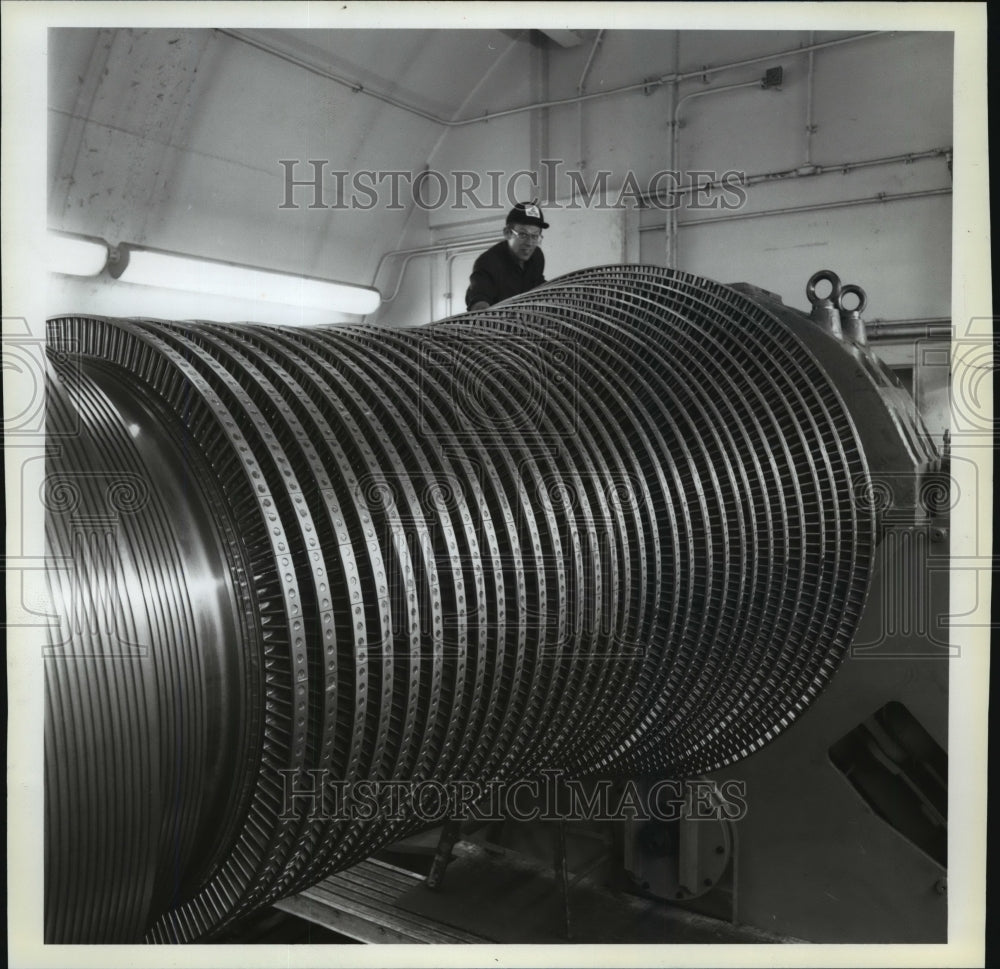 1989 Press Photo A-C Equipment Service assembler Wayne Boulton looks at spindle - Historic Images