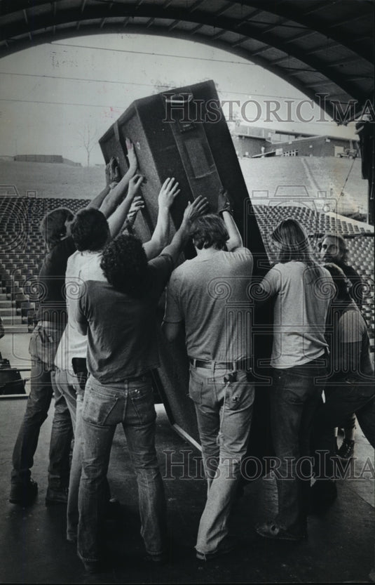 1981 Press Photo Hard day preparation for smooth music night at Alpine Valley